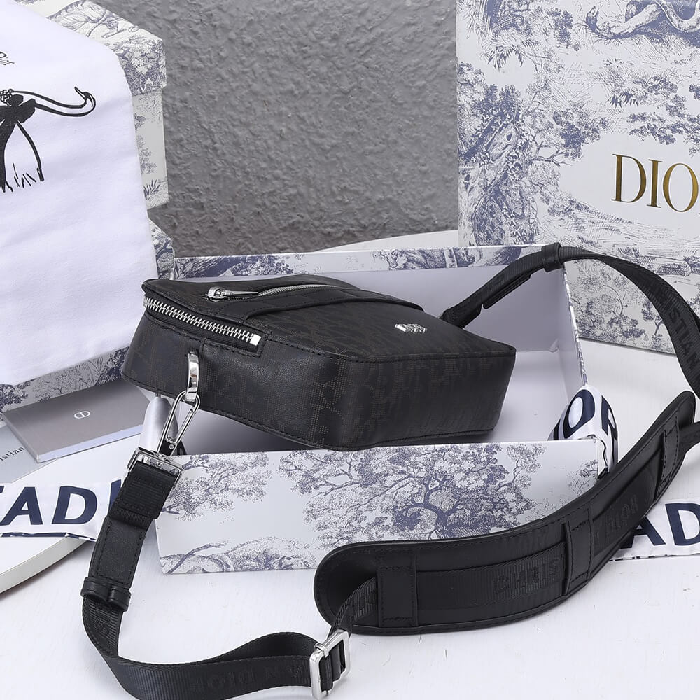 D*or safari messenger bag